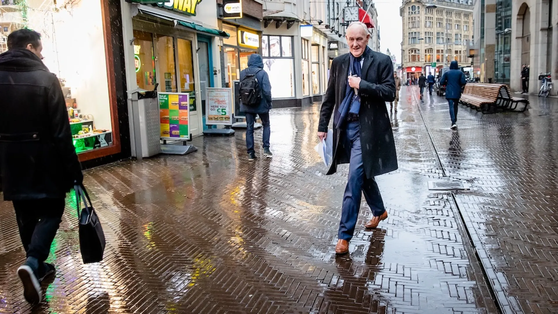 Afbeelding van De ondergang van het café en de politiek