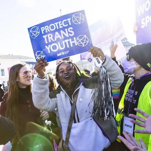 Het Verenigd Koninkrijk verbood transgenderzorg voor kinderen, het aantal zelfdodingen vervijfvoudigde
