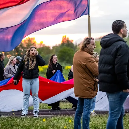 Uiterst rechts bestempelt asielzoekers nu tot verkrachters, met steun van vrouwelijke hulptroepen