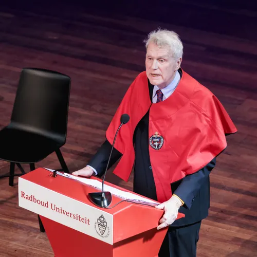 De Loe de Jong-lezing die zichzelf tegenspreekt