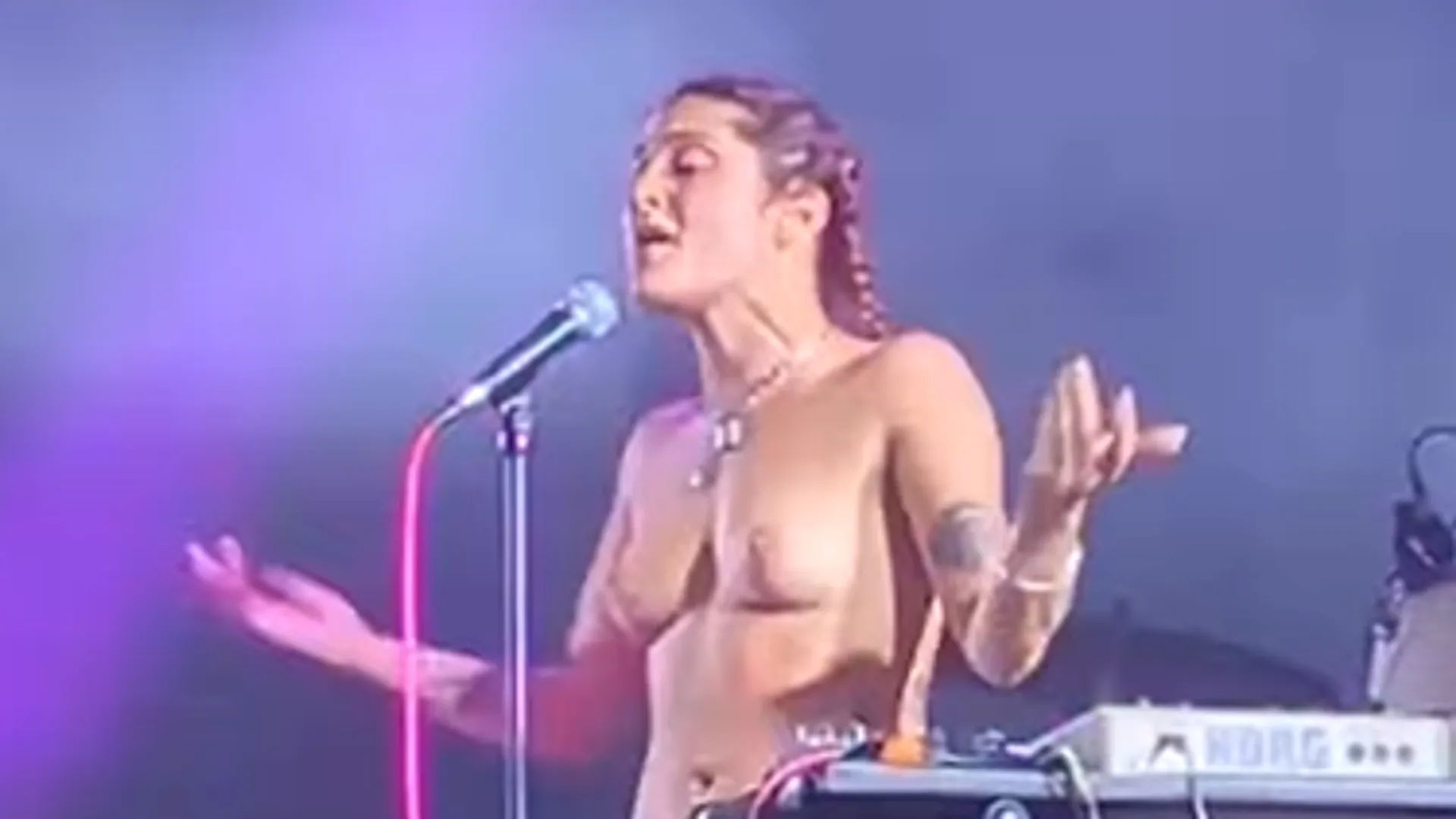 Afbeelding van Zangeres treedt topless op uit protest tegen aanranding tijdens concert