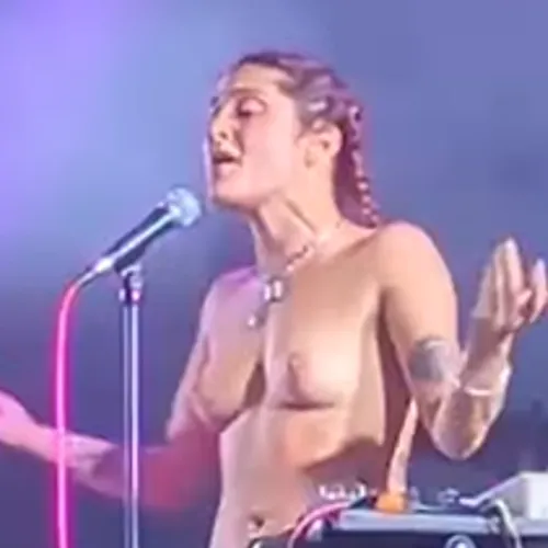 Zangeres treedt topless op uit protest tegen aanranding tijdens concert