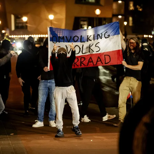 Het geteisem dat de vlag onteert wordt steeds brutaler