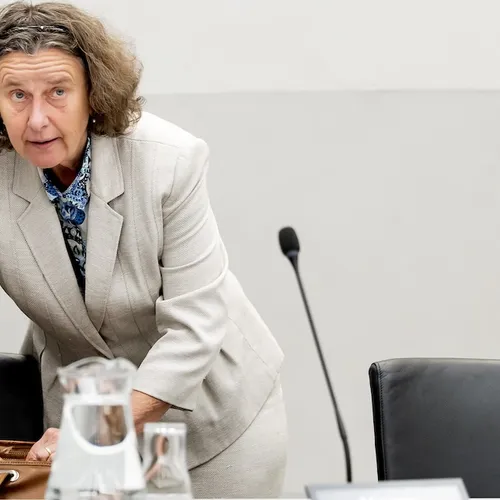 Faber is net een bejaarde die haar juwelen meegeeft aan een nepagent