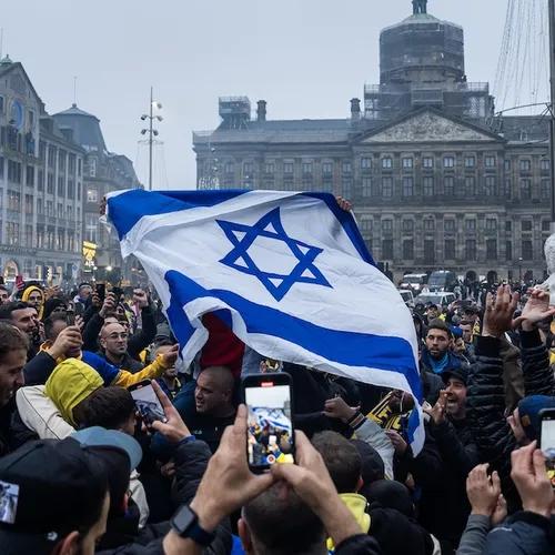 Medialogica toont hoe Nederland bij de Maccabi-rellen in de val van de Israëlische propaganda liep