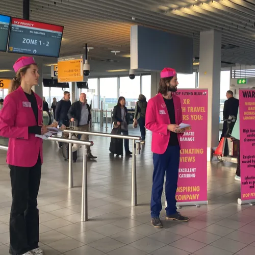 XR opent pop-up reisbureau op Schiphol: gratis busreizen voor frequent flyers