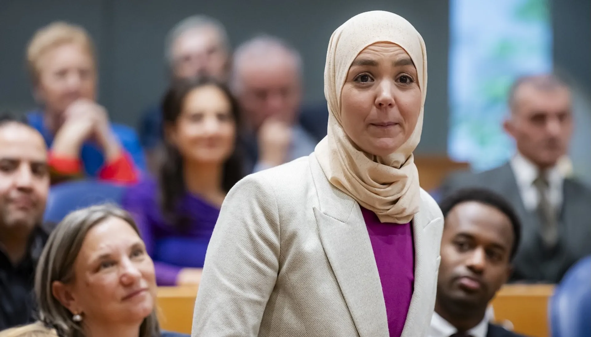 Afbeelding van Esmah Lahlah, kies een kant en zet die hoofddoek dan uit principe één dag af