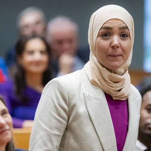 Esmah Lahlah, kies een kant en zet die hoofddoek dan uit principe één dag af