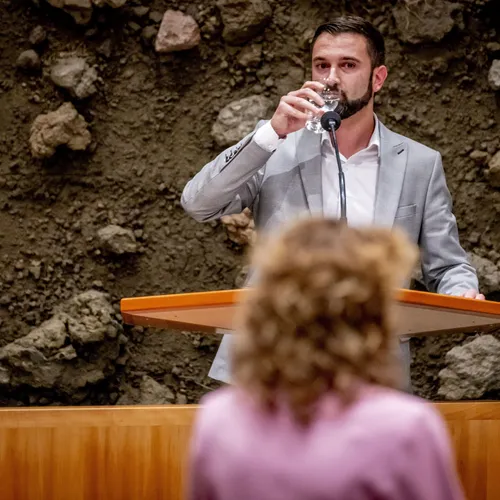 Schokkend! Kamer onderbreekt vergadering voor iftar: 'Eerste stap naar islamisering van ons parlement'