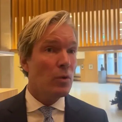 VVD-minister Van Oosten weet zogenaamd niet wat een nazi is, Wilders loopt ook weg van eigen tweets