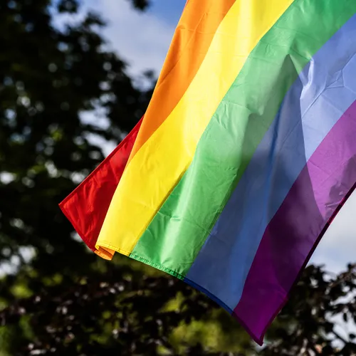 Drenthe wordt Europees geroemd, Fryslân schaft het af – de regenboog als lakmoesproef van moreel leiderschap