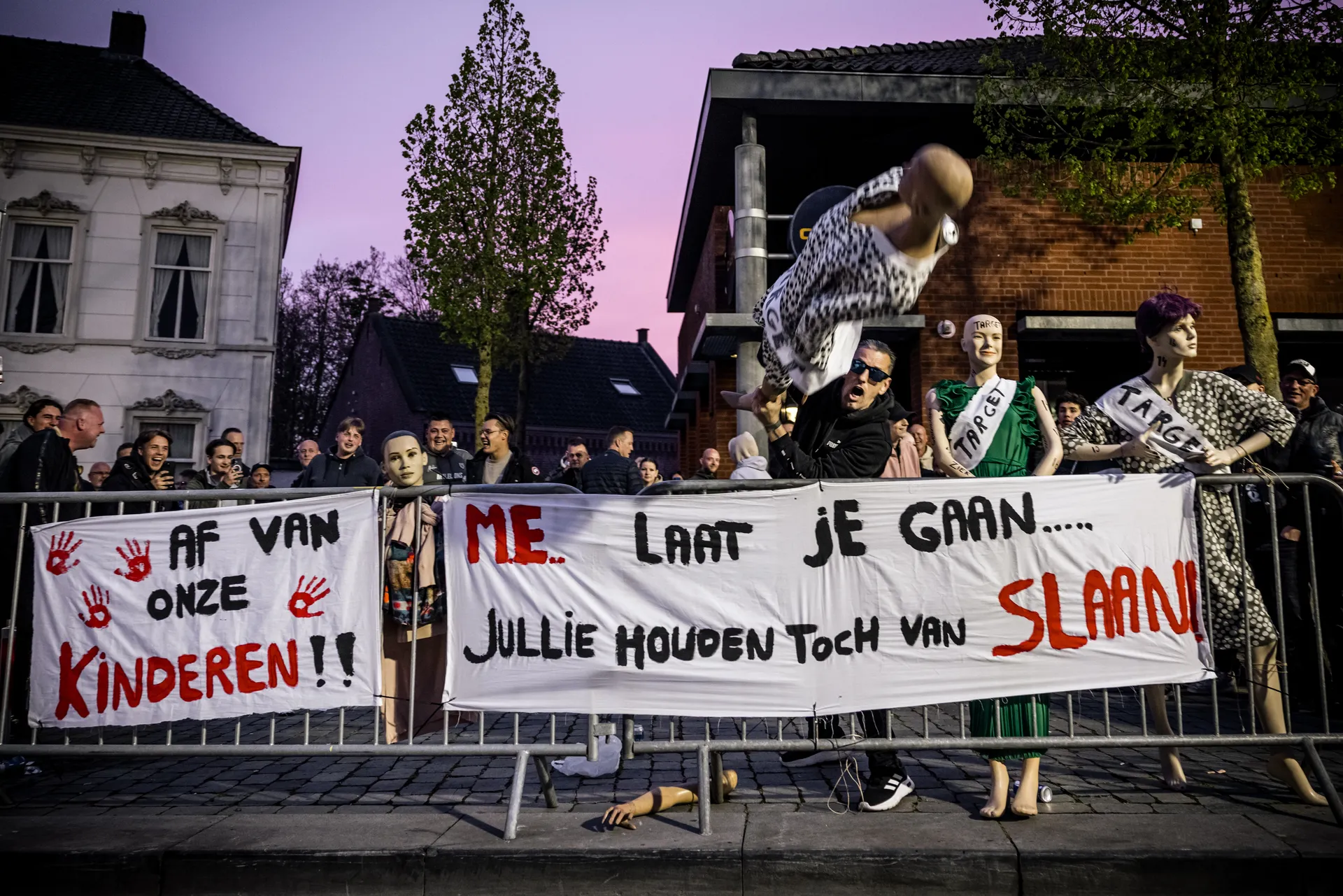 Afbeelding van Fascisten intimideren politici thuis vanwege azc Uden