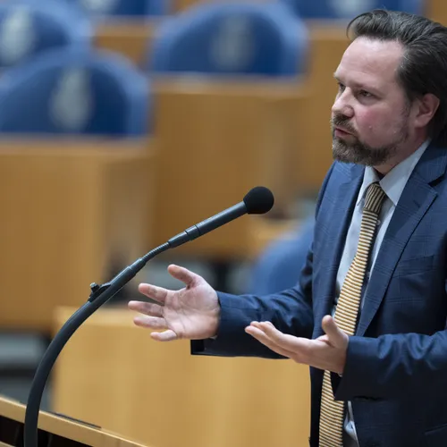 Tante Theodora: Big Brother Boomsma en de appende asielzoekers