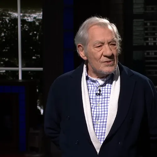 Sir Ian McKellen brengt angstwekkend relevante Shakespeare-monoloog over vreemdelingenhaat ten gehore