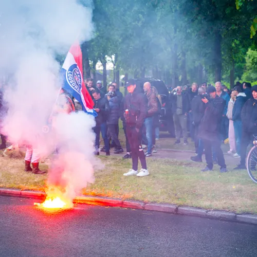 Als Nederlander kun je je alleen maar doodschamen voor de taferelen in Loosdrecht