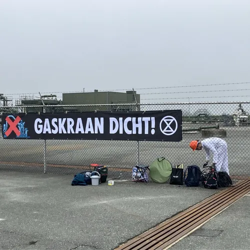 Extinction Rebellion op de bres voor aardbevingsslachtoffers, bezet drie gasboringslocaties