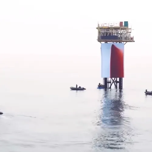 Greenpeace hangt immens kunstwerk van Anish Kapoor aan boorplatform van Shell
