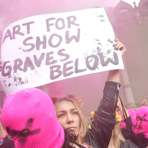 Pussy Riot dwingt Russisch paviljoen op Biënnale in Venetië deuren te sluiten