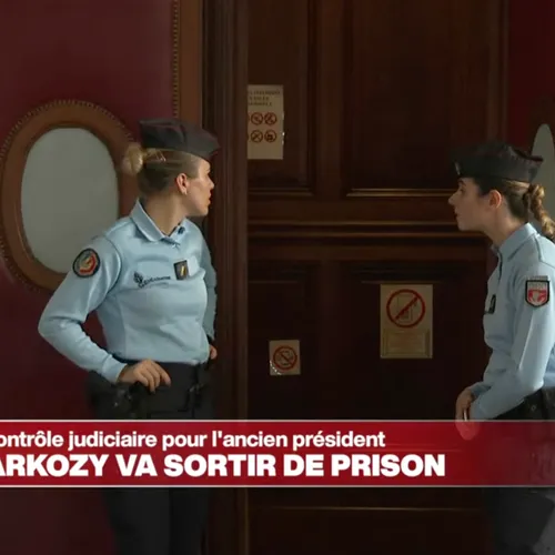 Jammerende ex-president Sarkozy na drie weekjes cel alweer naar huis om hoger beroep af te wachten
