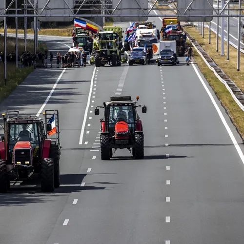 Politie komt met vers excuus voor het niet beboeten van boze boeren die snelweg blokkeren