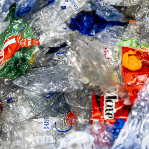 Bedrijfsleven ‘verdient’ half miljard door inzameling flessen te frustreren, inspectie wil verhoging statiegeld