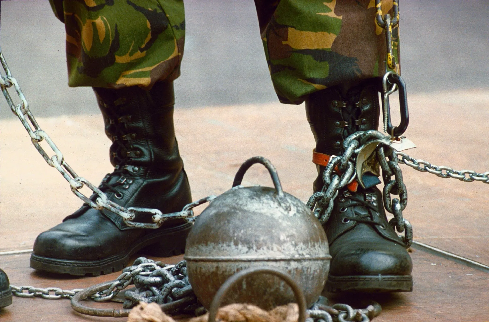 Afbeelding van Dienstweigeren: Politieke soevereiniteit als staatsgevaar