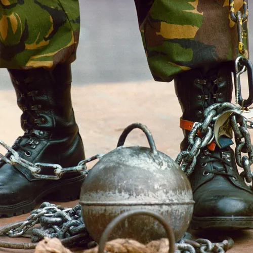 Dienstweigeren: Politieke soevereiniteit als staatsgevaar