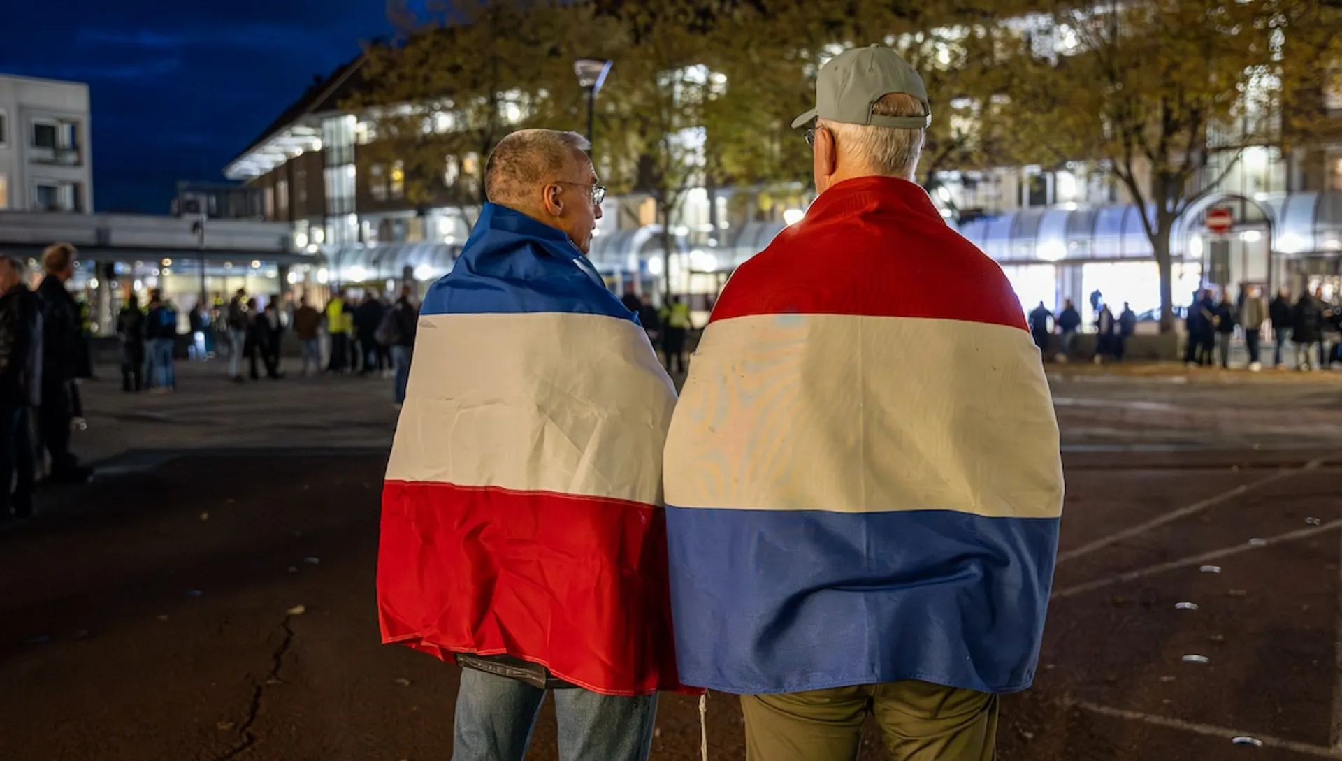 Afbeelding van Dit is uw land, AI-racisme in de hitlijsten en traangas op straat