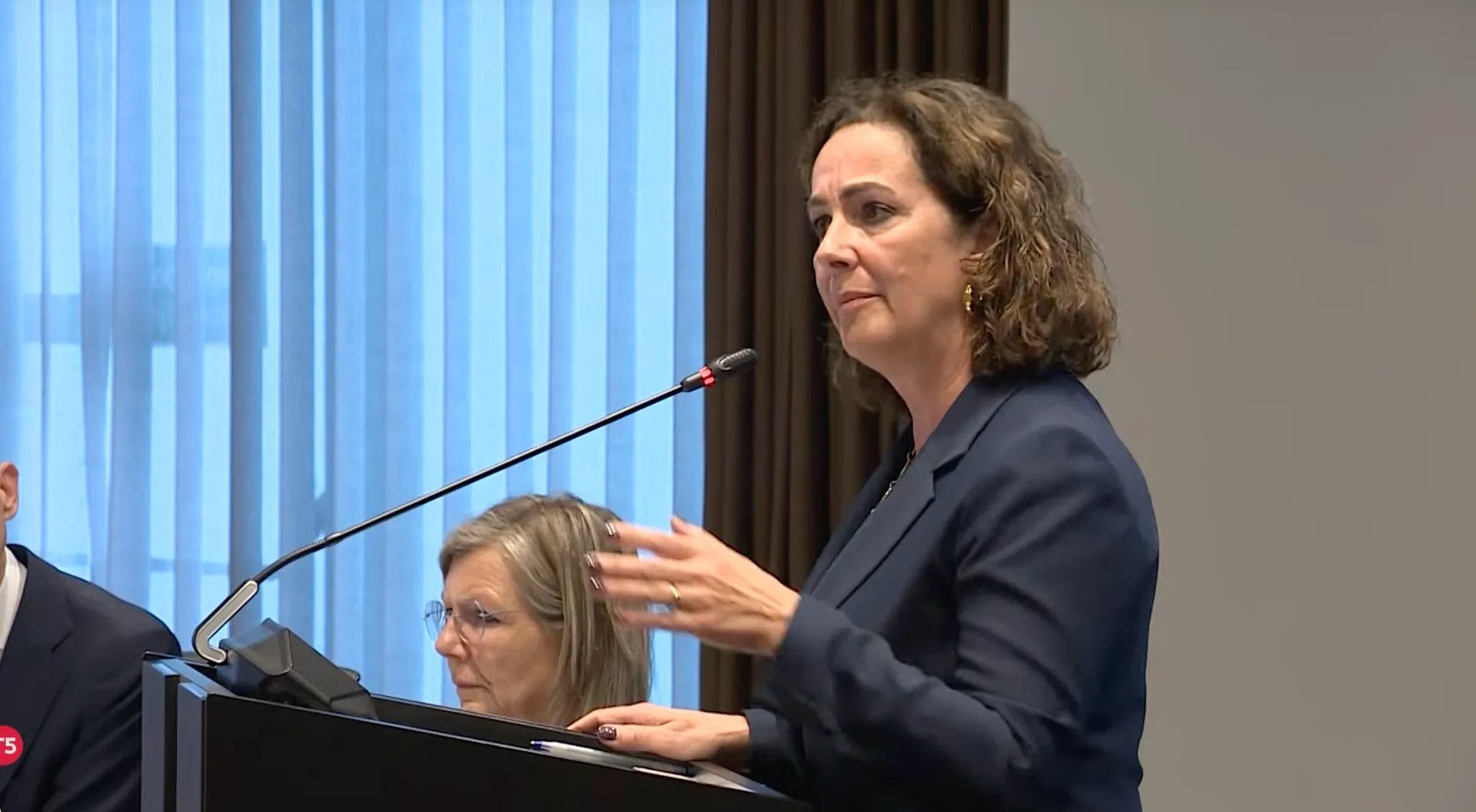 Afbeelding van Halsema drukt JA21-jandoedel met neus in wetboek: 'Ik val niet als een kleine dictator cultuurhuizen binnen'