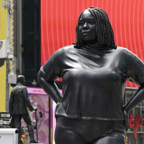 Racisten krijgen rolberoerte van nieuw kunstwerk op Times Square
