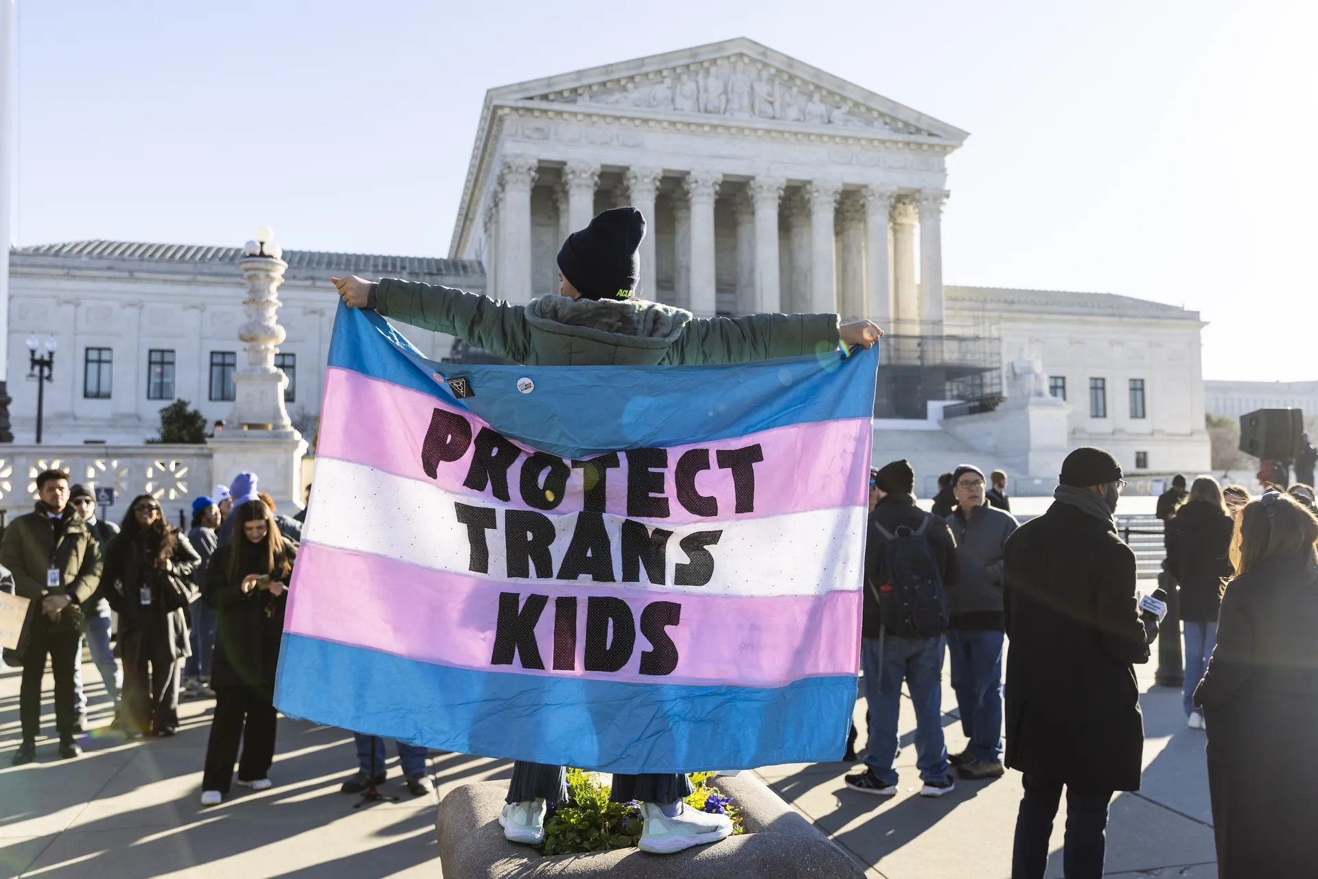 Afbeelding van Trumps fascistische trans-uitwissing in werking: trans personen in Kansas moeten rijbewijs inleveren