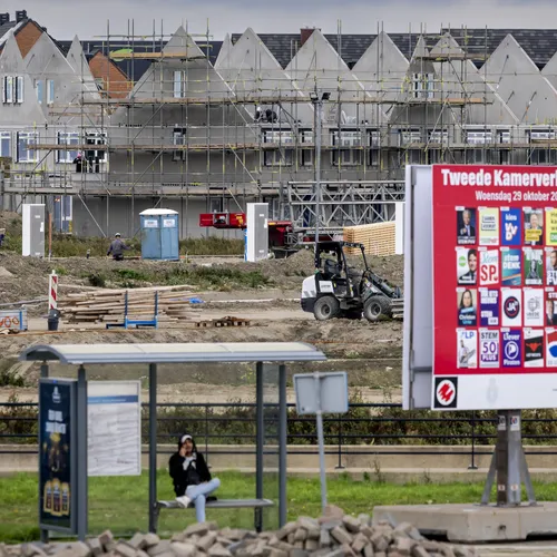 Bouwen, bouwen, bouwen… en ondertussen vergaan de oude huizen
