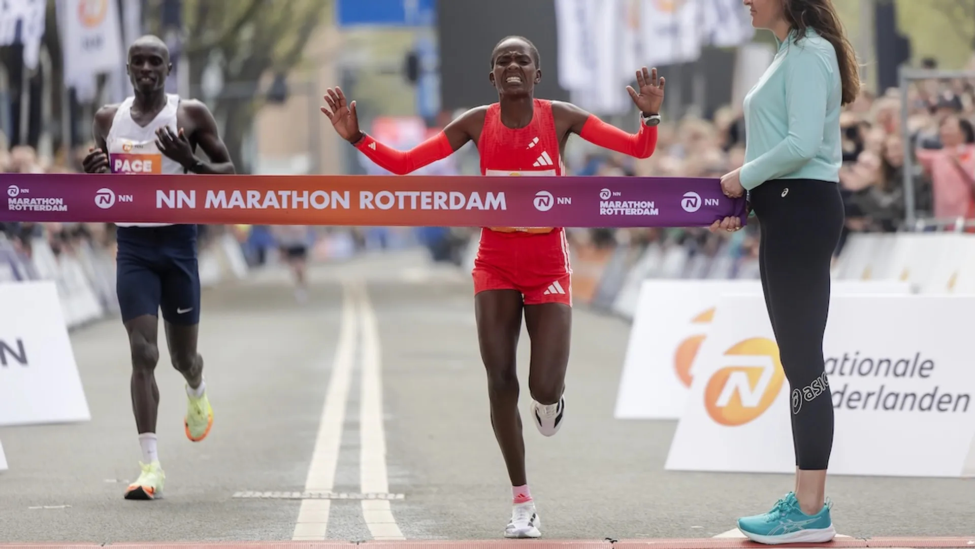 Afbeelding van De wereld holt achteruit, hou het tegen