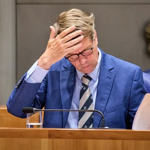 Nieuwe chaos in de Kamer: PVV'er blijft weg bij zelf aangevraagd debat over Arib, stuurt wel persbericht uit