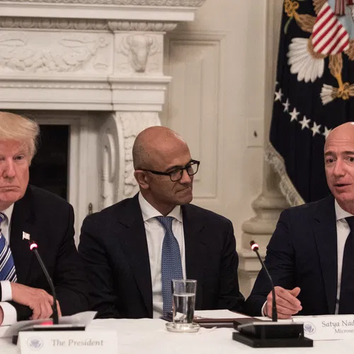 Honderden Washington Post-medewerkers slaan alarm: Jeff Bezos stuurt krant antidemocratische richting op