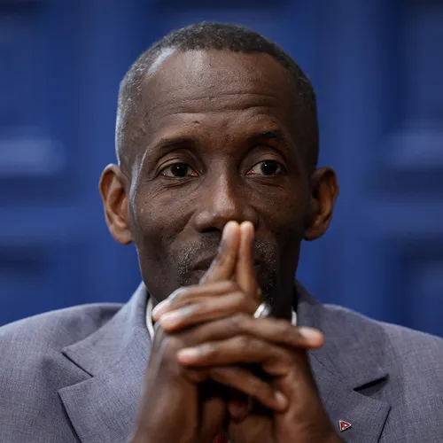 Burgemeester Bagayoko wil Frankrijks grootste nieuwszender uit de lucht na racistische hetze