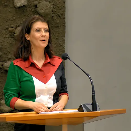 Kamervoorzitter Martin Bosma eist dat Esther Ouwehand blouse uittrekt