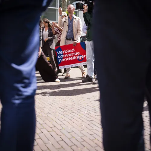 Eerste Kamer stemt voor verbod op schadelijke zogenaamde 'homogenezing'