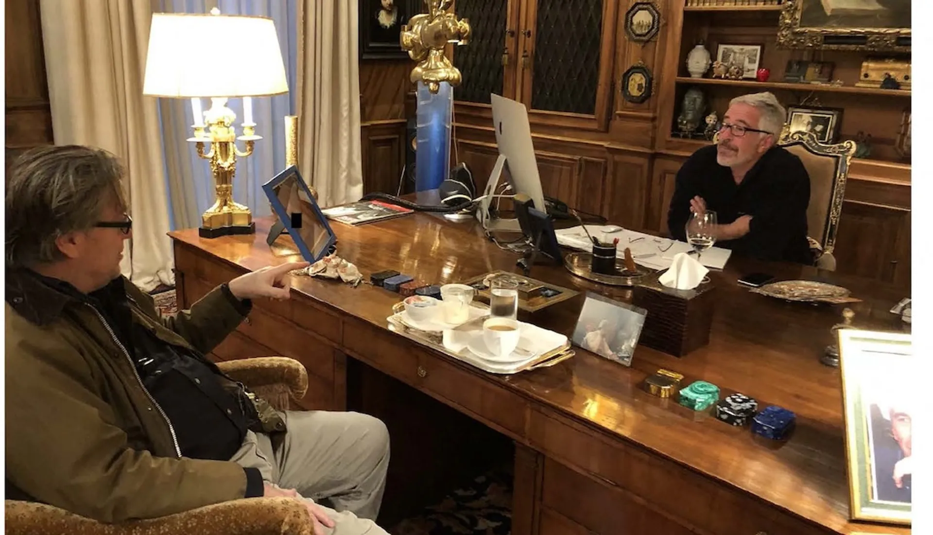 Afbeelding van Epstein en zijn mannen laten zien hoe vrijheid wordt gebruikt om vrouwen te onderdrukken