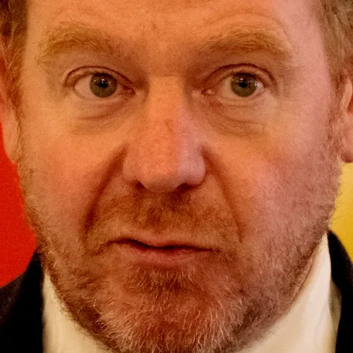 Voorstel minister Van Weel (VVD) maakt soep verstrekken aan mensen zonder papieren nog steeds strafbaar