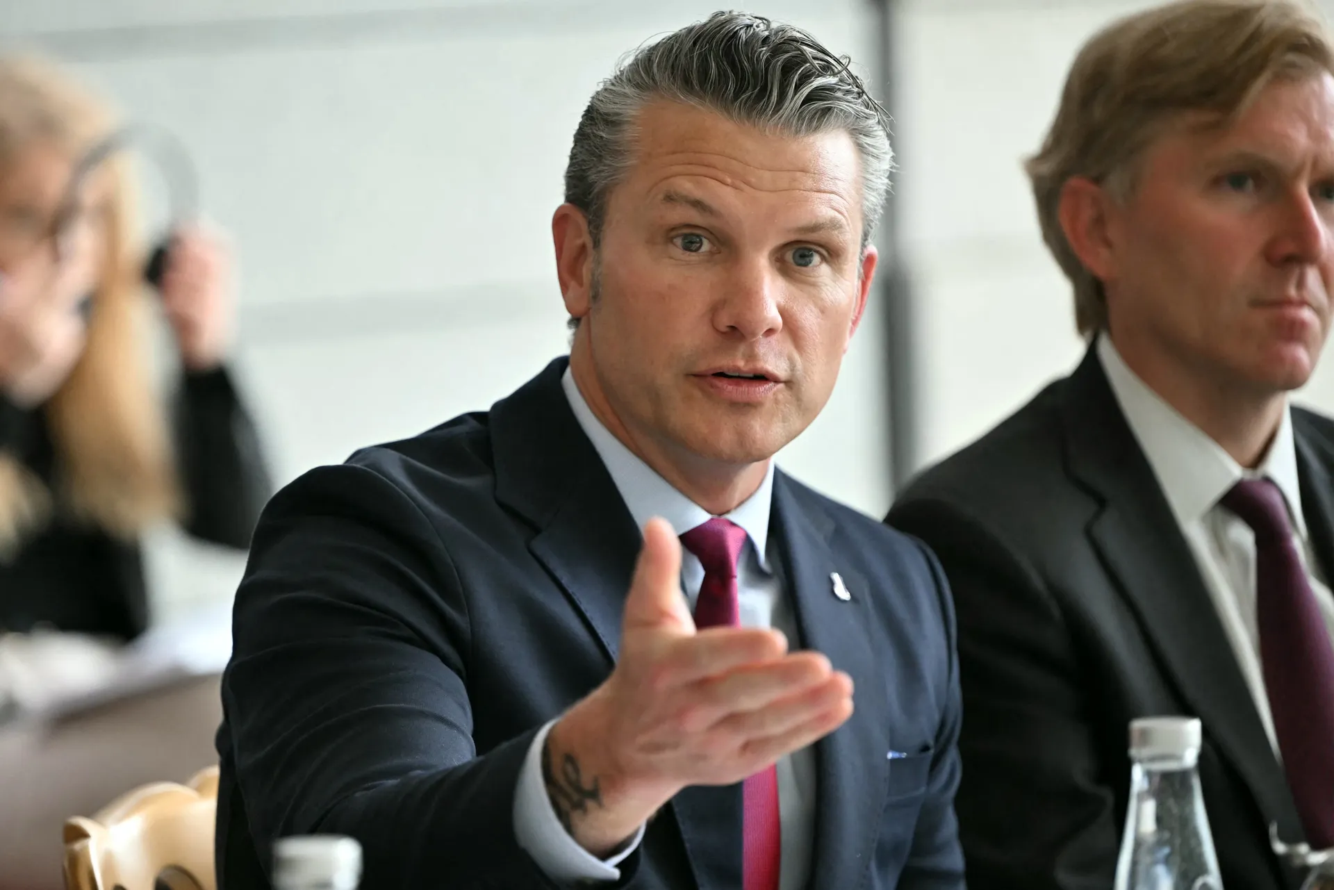 Afbeelding van Pete Hegseth toont zich op D-Day een vijand, net als Poetin