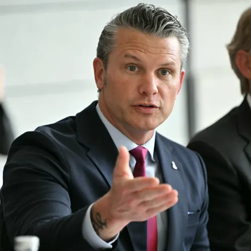 Pete Hegseth toont zich op D-Day een vijand, net als Poetin