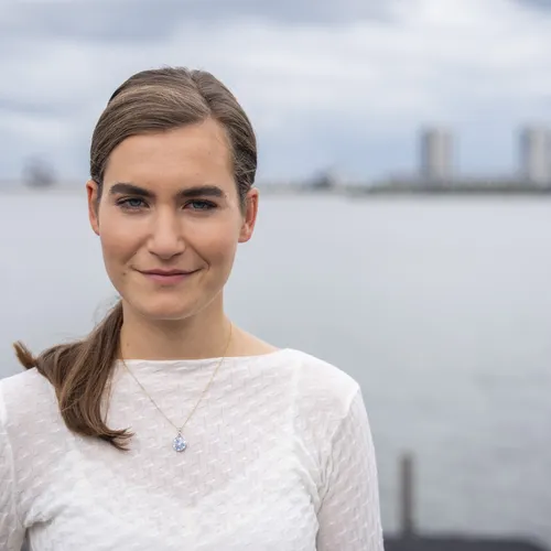 Onze vrouwen 2.0: hoe extreemrechts het vrouwelijke gezicht van gehoorzaamheid creëert