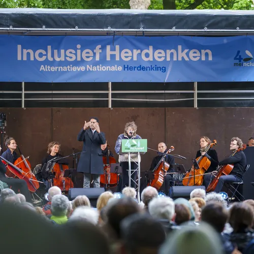 Duizenden mensen staan stil bij alternatieve dodenherdenking