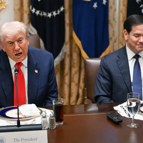 Trump-regime voert druk uit op Europa om racistisch migratiebeleid te voeren