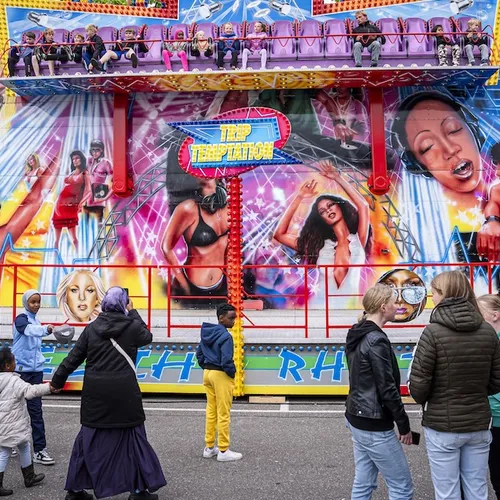 Dorpsjongeren op kermis in Sint Annaparochie blijken verbaasd over Efteling-rel van Faber