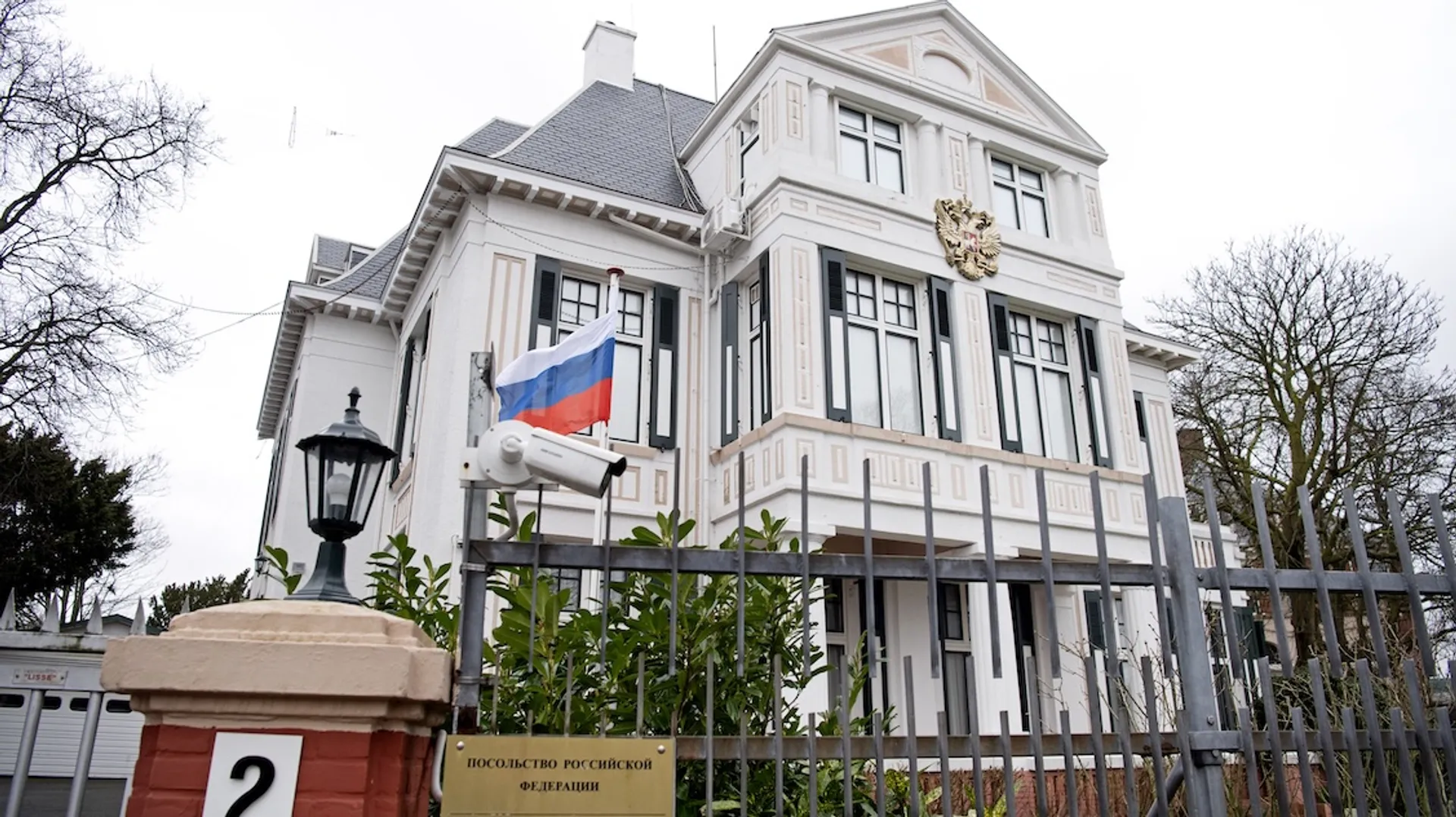 Afbeelding van Bij de Russische ambassade spelen vier draaiorgels de hele dag het Oekraïense volkslied