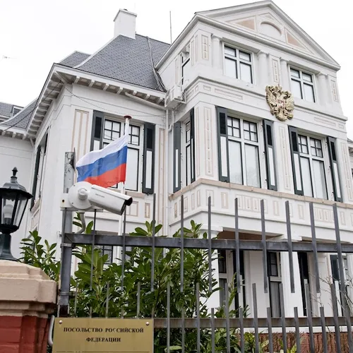 Bij de Russische ambassade spelen vier draaiorgels de hele dag het Oekraïense volkslied