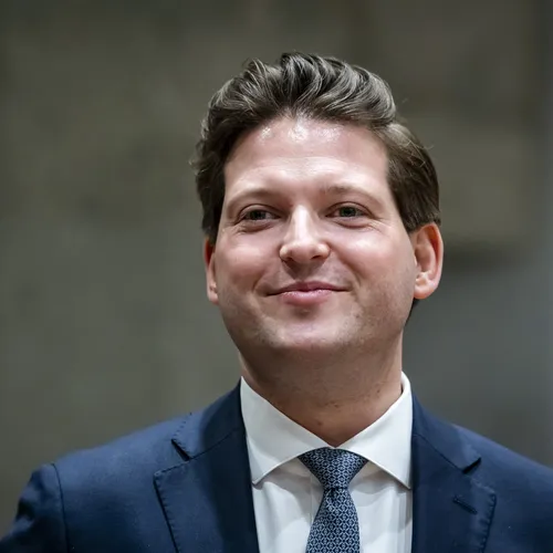 VVD'er Van Campen wint strijd om Kamervoorzitterschap van PVV-fascist Bosma