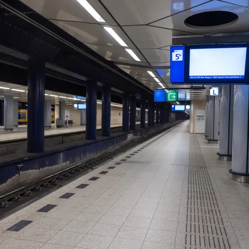 Politie vermoedt sabotage bij Schiphol: hele dag treinstoring na brand